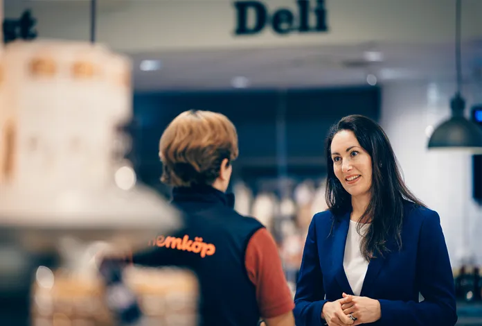 Axfoods CEO Simone Margulies talks to a store worker at Hemköp